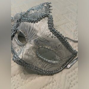 Excellent pre-owned condition! Silver Masquerade Mask one size fits most.